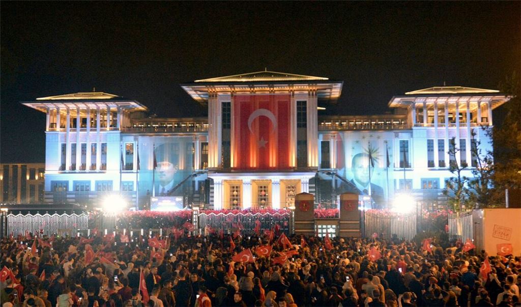 Anhänger des türkischen Präsidenten Recep Tayyip Erdogan feiern vor dem Präsidentenpalast in Ankara.