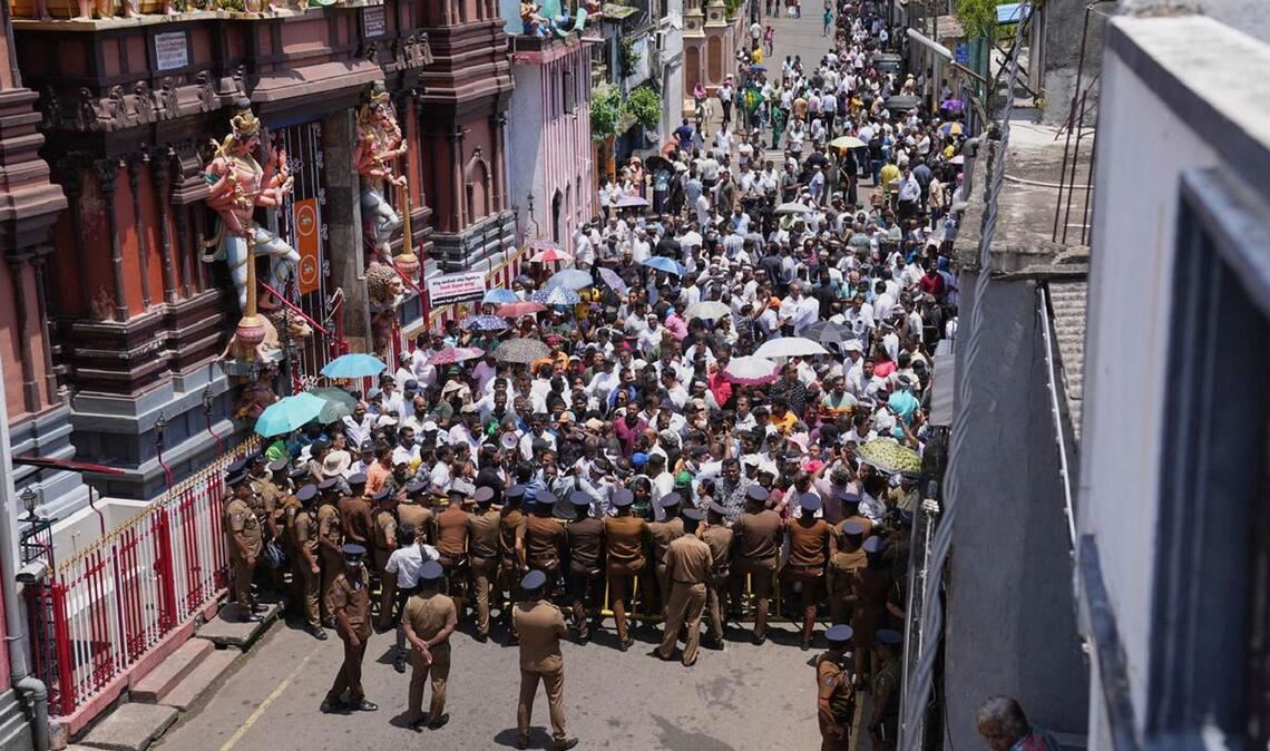 Anhänger des verhafteten ehemaligen Präsidenten Ranil Wickremesinghe demonstrieren in Colombo.