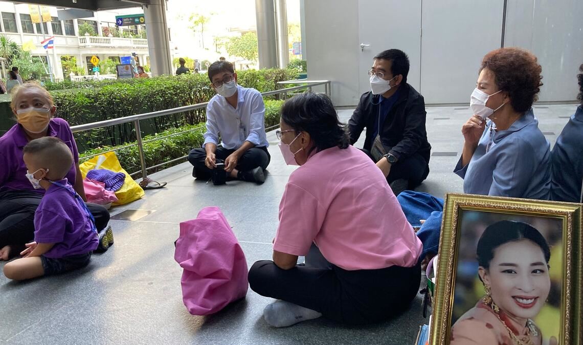 Thailands Palast gibt Gesundheitsupdate zu Prinzessin Bha Anhänger hatten nach Bekanntwerden ihrer gesundheitlichen Probleme wochenlang vor dem Krankenhaus ausgeharrt. (Archivbild)