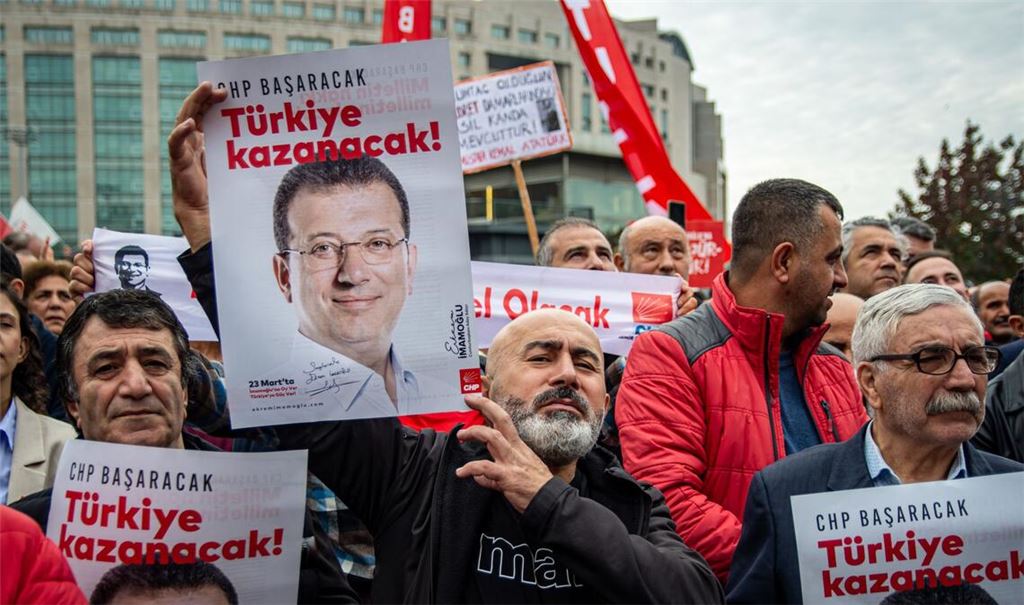Anhänger von Ekrem Imamoglu, Ex-Bürgermeister der Stadt Istanbul und Präsidentschaftskandidat, im Oktober 2025  vor dem Caglayan-Gerichtsgebäude in Istanbul.