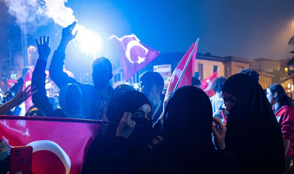 Anhänger von Erdogan feiern seinen Wahlsieg in Istanbul.
