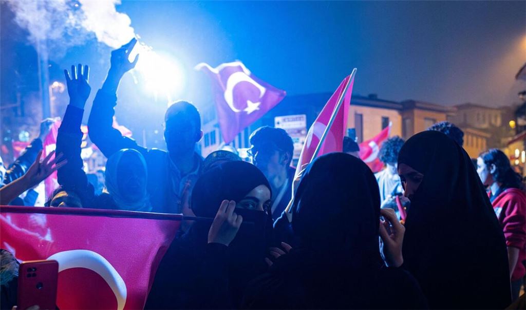 Anhänger von Erdogan feiern seinen Wahlsieg in Istanbul.
