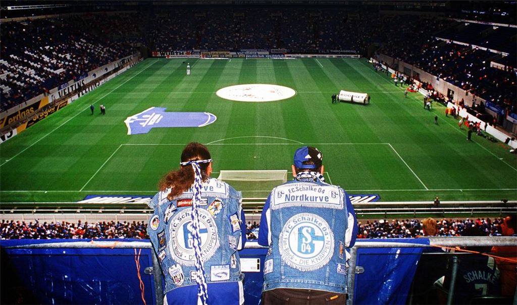 Anhänger von Schalke 04 – durch Niederlagen gestählt. 


Seit zwei  Jahren spielt der siebenmalige deutsche Meister  in der zweiten Liga. Die letzte Chance auf den Titel verpasste   der  Verein 2001.    Seitdem        gilt  Schalke  als „Meister der Herzen“.