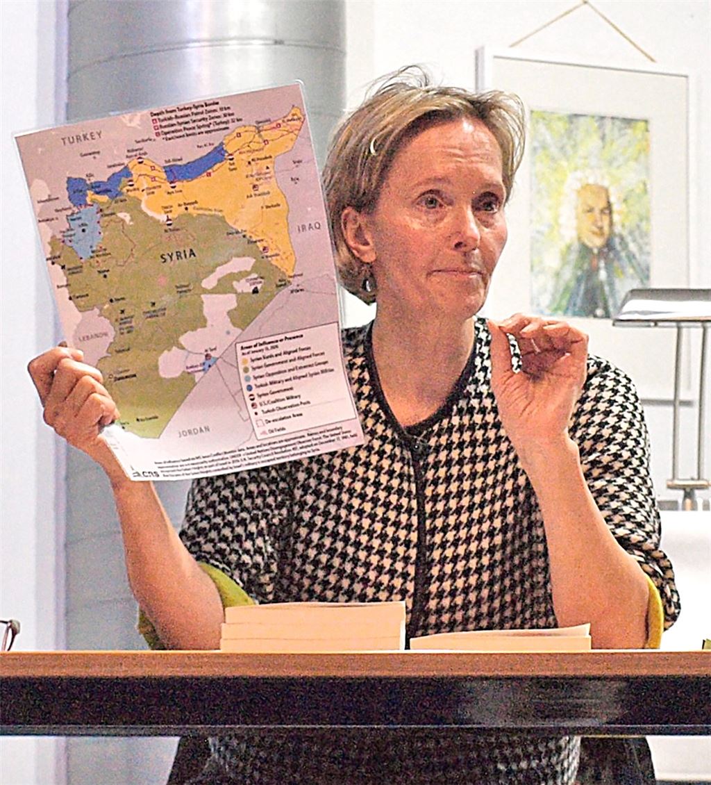 Anhand einer Karte erläutert Autorin Sabine Zeitler die gegenwärtigen Grenzverläufe und politischen Verhältnisse in Nahost, oft gewaltsam nach kriegerischen Ereignissen wie mit dem Lineal gezogen. Jahrhunderte alte kulturelle Werte und Traditionen gingen dabei verloren. Foto: Filitz