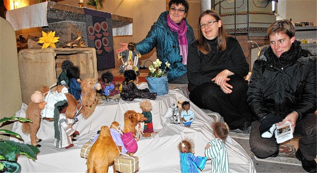 Anita Leize, Sandra Epting und Birgit Traub (v. li.) stellen mit viel Sorgfalt und Liebe zum Detail eine Adventsausstellung in der Kirche auf die Beine. Fotos: Stahlfeld