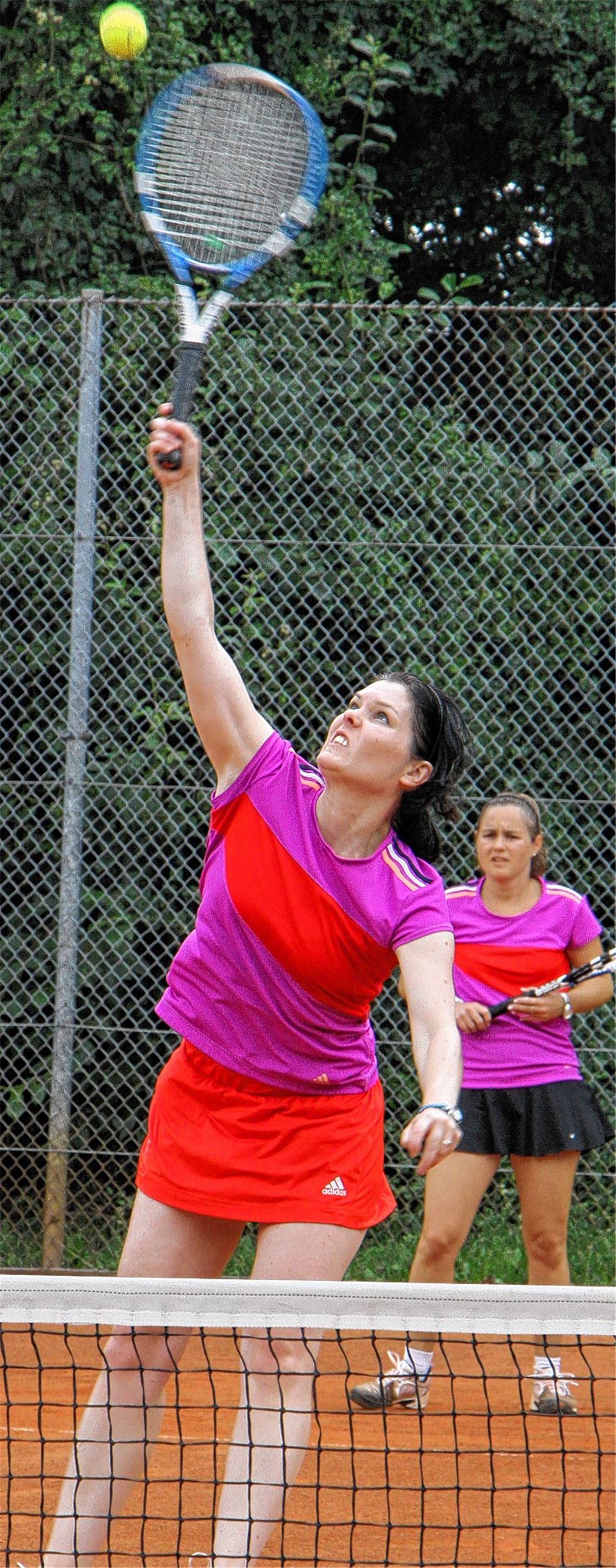 Anja Baral (li.) und Stephanie Schempp gewinnen ihr Doppel nach Match-Tiebreak. Foto: Eigner