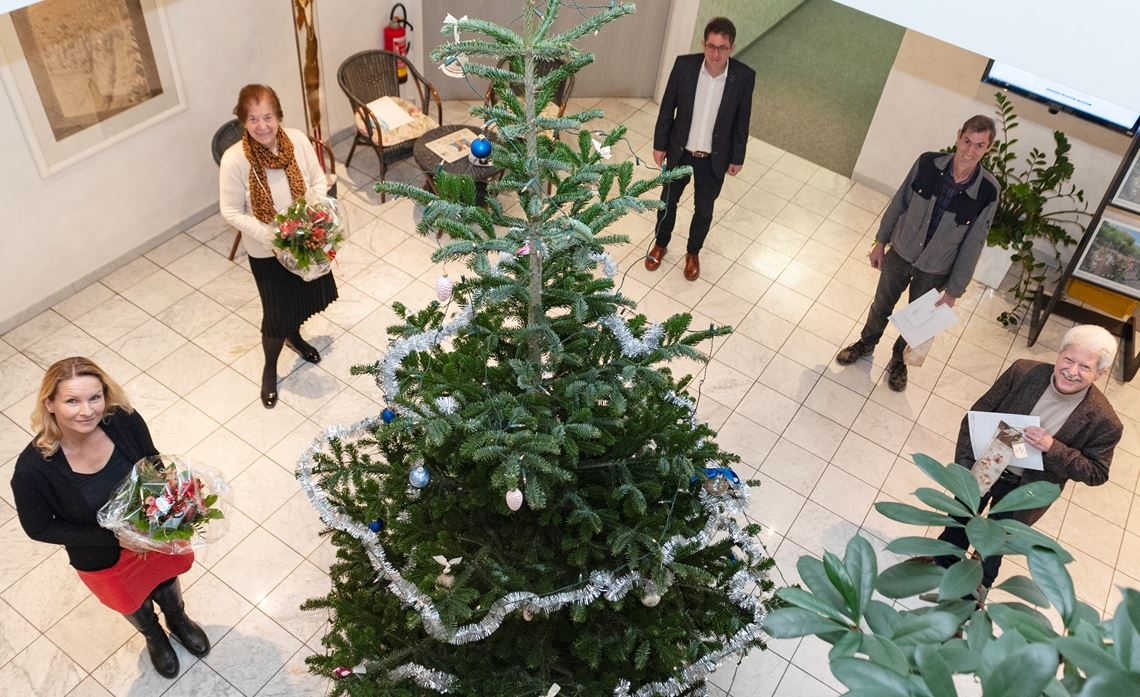 Anja Schröder (v.li.), Brigitte Wetzel, Thomas Sadler (v.re.) und Volker Ufrecht werden von Hans-Ulrich Wetzel für jahrzehntelange Betriebszugehörigkeit ausgezeichnet.