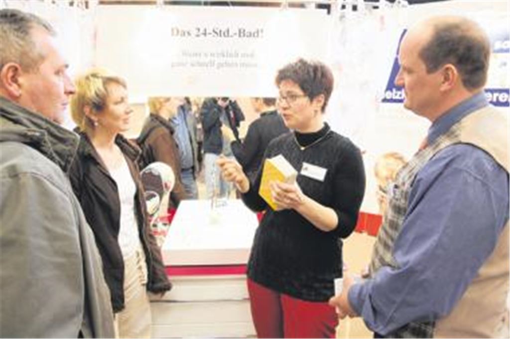 Anke Schäuffele (2. v. re.) und Volker Schäuffele (re.) nutzen ihren Messeauftritt, um ihre Kunden über neue Trends bei der Badgestaltung zu informieren. Foto: Goertz