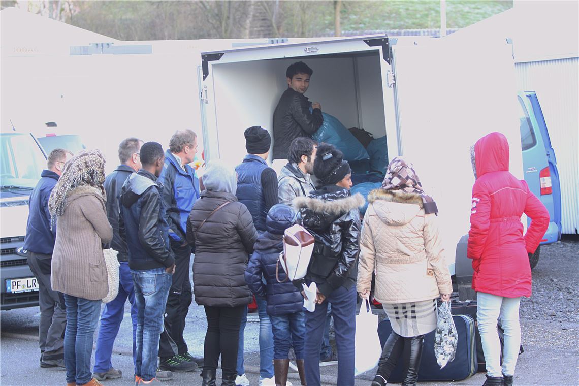 Flüchtlinge beziehen Zeltdorf Ankunft in Maulbronn: 36 Flüchtlinge aus verschiedenen Ländern haben am Donnerstagnachmittag das erste von drei Zelten auf dem ehemaligen BayWa-Gelände bezogen. Foto: Eier