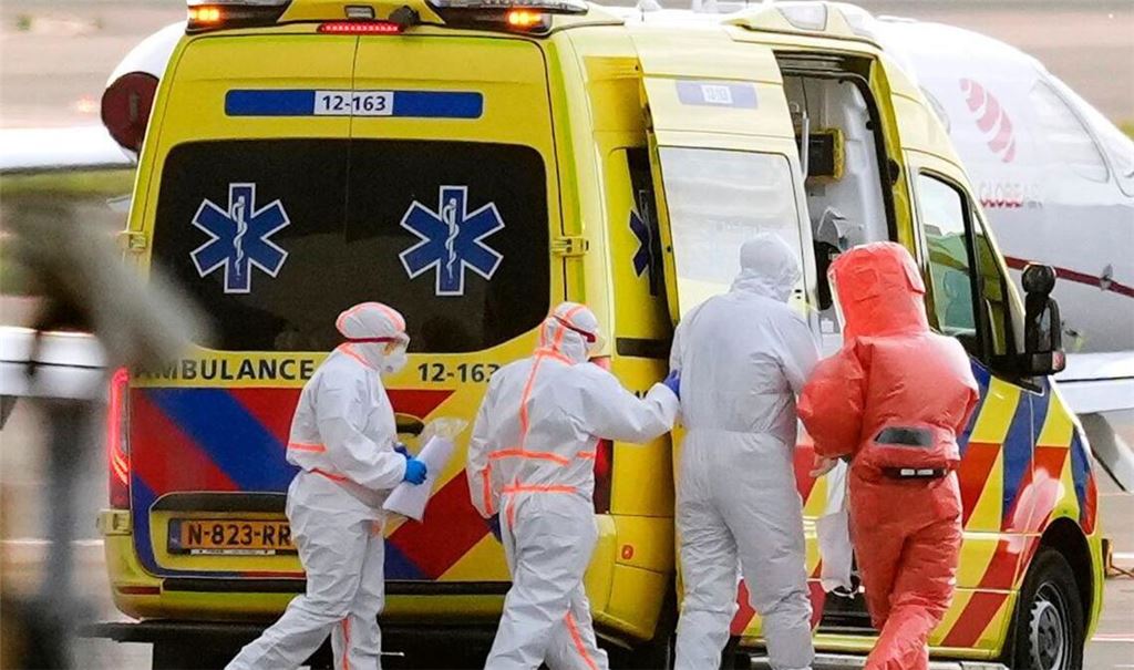 Ankunft von kranken Passagieren in Amsterdam.