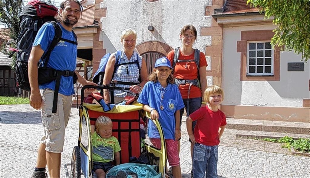 Ankunft vor der Waldenserkirche in Pinache. Thomas und Heidrun Bellon zusammen mit Schwiegermutter Thea Müller und den drei Kindern.