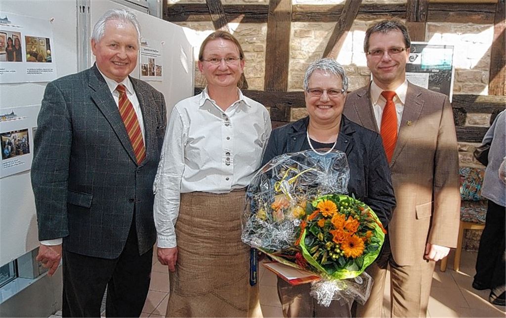 Anlässlich des 20-jährigen Bestehens der „Postscheuer“ dankt Bürgermeister Andreas Felchle deren Leiterin Elisabeth Bräuninger, die sich in den Ruhestand verabschiedet, ihrer Nachfolgerin Susanne Schäfer und dem „geistigen Vater“, seinem Amtsvorgänger Dieter Dziellak (v. re.). Foto: Fotomoment