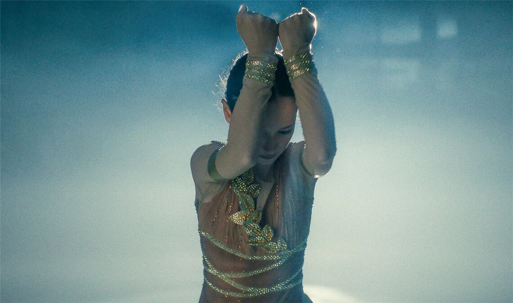 Anmut und Anspannung gleichzeitig: Anna Gerke ist die große Nachwuchshoffnung im deutschen Eiskunstlauf und ordnet ihrem Sport alles unter. Szene aus dem Film „Eiskinder“.