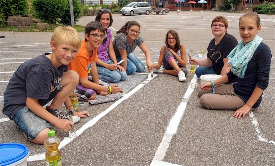 Ann-Kathrin, Lara, Jule, Yaren, Claudia Füllborn, Ndue und Marcel (v.re.) geben dem Schulhoflabyrinth der Schule am Silahopp in Maulbronn einen neuen Anstrich.