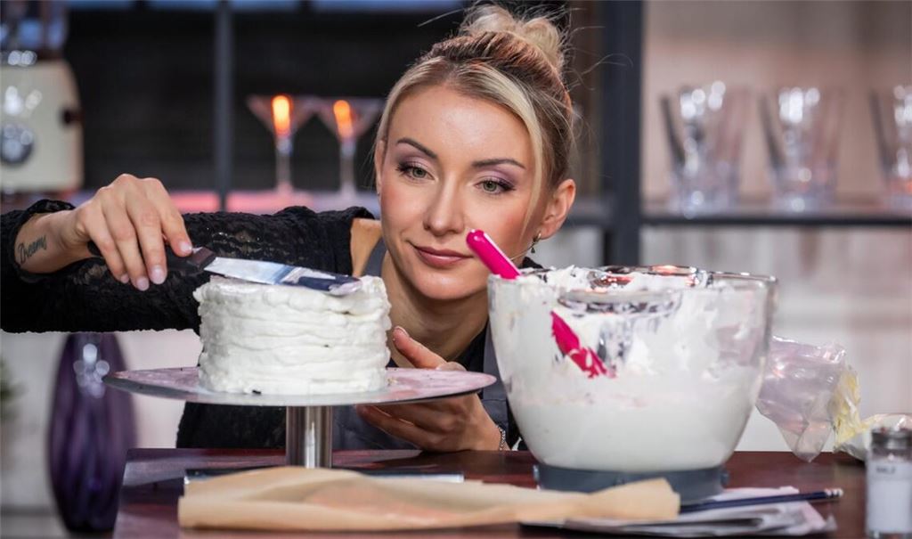 Anna-Carina Woitschack arbeitet an ihrer 3D-Torte.