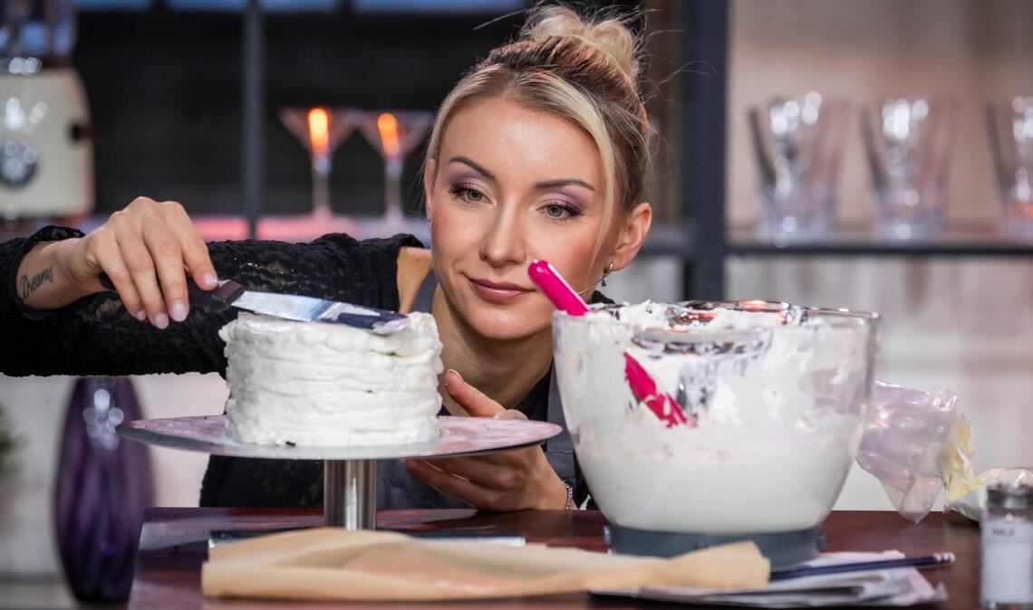Anna-Carina Woitschack arbeitet an ihrer 3D-Torte (Bild aus Folge 4).