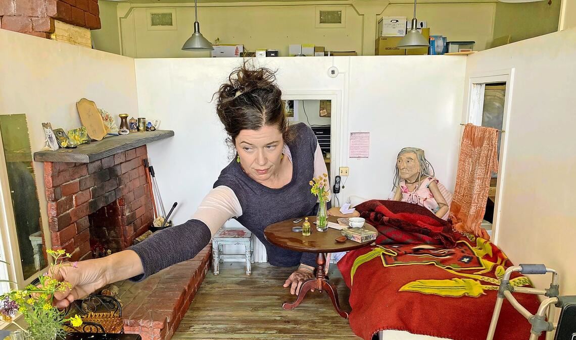 Anna Fitch und das Miniaturhaus, das sie gebaut hat für den Dokumentarfilm „Yo (Love Is a Rebellious Bird“)