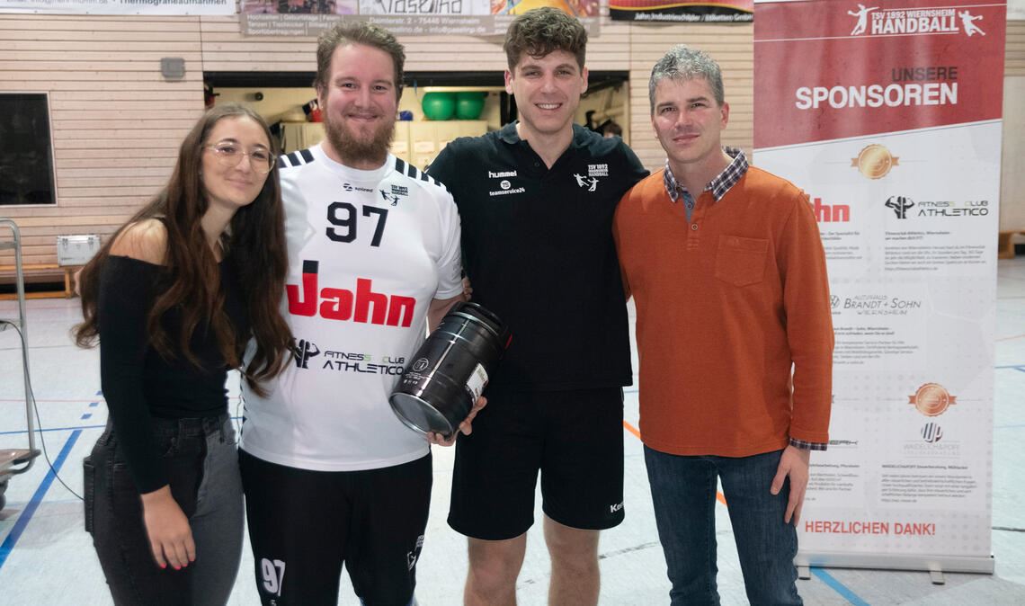 Anna Ketterl (stellvertretende Abteilungsleiterin Handball TSV Wiernsheim) überr...