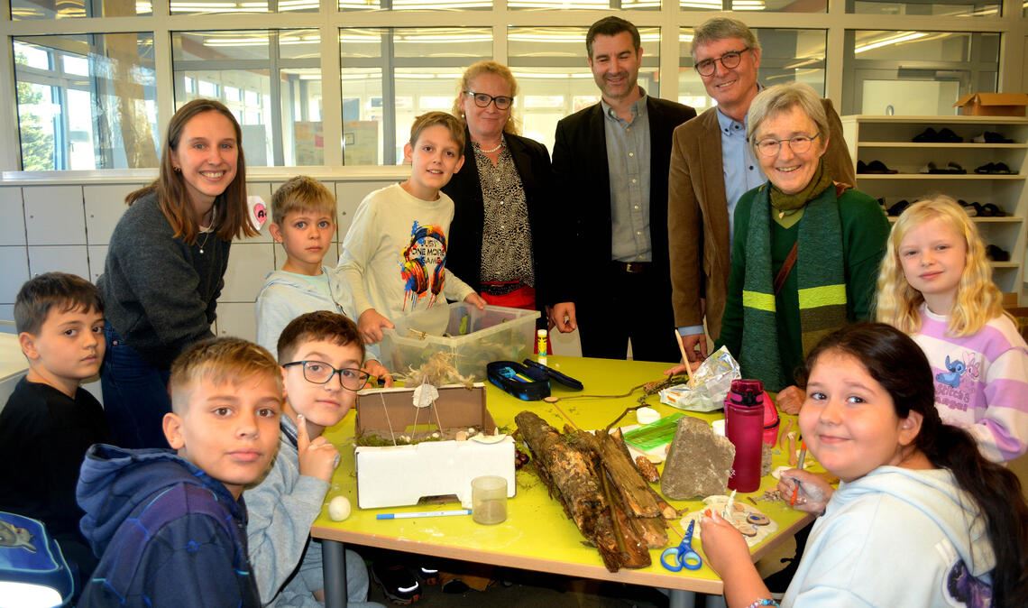 Anna-Lena Stettner (stehend v.li.), Dr. Wiebke Renner-Kasper, Efthymios Vlahos, Armin Pioch und Stefanie Seemann freuen sich über das Engagement.