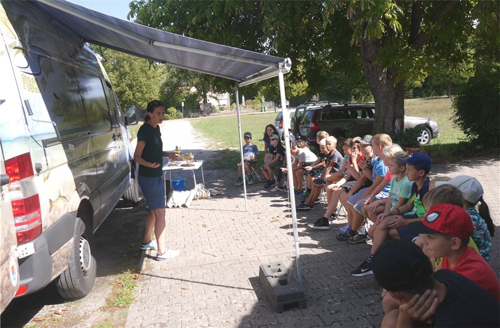 Anna Pechmann und das Fischmobil locken zahlreiche Wissbegierige an. Fotos: Lechner
