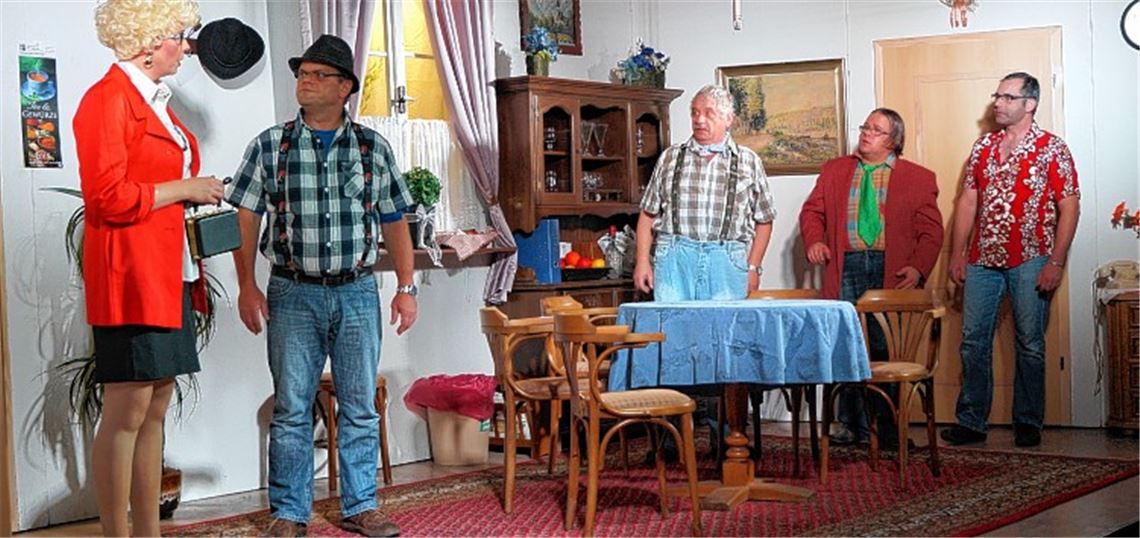 Anna Schäufel (li.) ist auf der Suche nach ihrem Onkel. Bauer Leo, Vitus, Knecht Erich und Erntehelfer Adam (v.li.) lauschen gespannt.