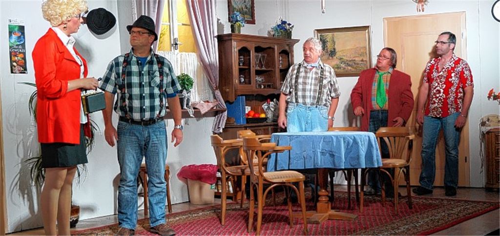 Anna Schäufel (li.) ist auf der Suche nach ihrem Onkel. Bauer Leo, Vitus, Knecht Erich und Erntehelfer Adam (v.li.) lauschen gespannt.