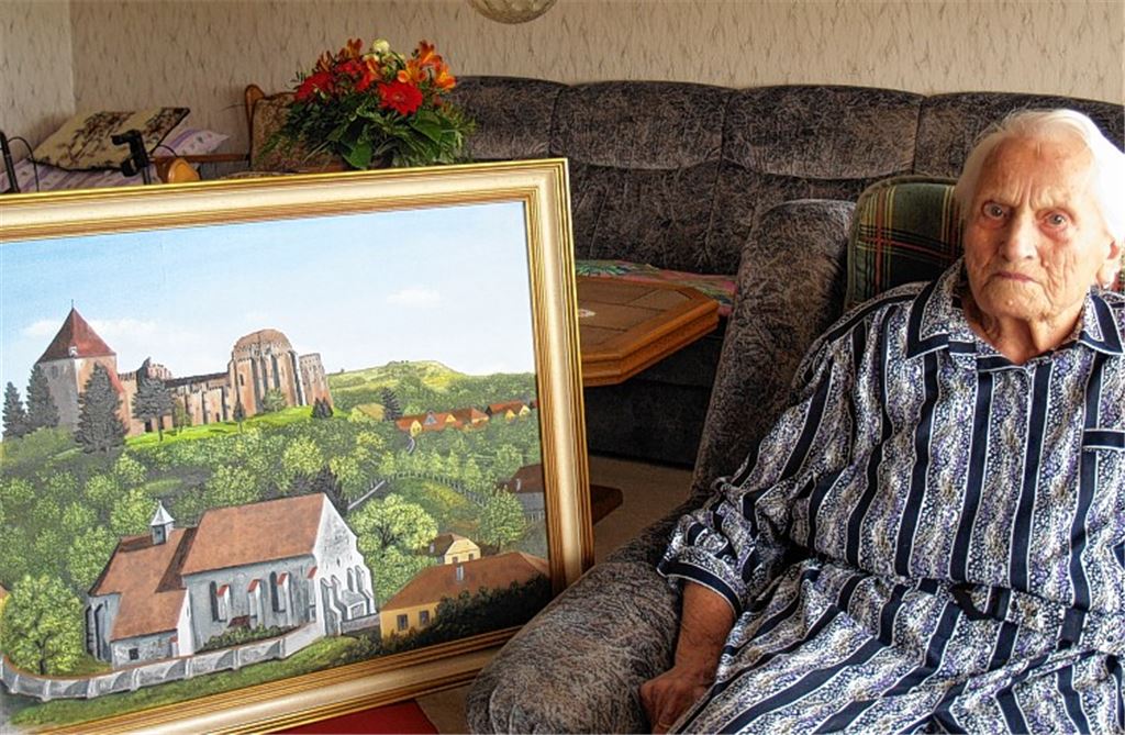 Anna Schieb mit einem Bild aus ihrer Heimatin Siebenbürgen. Foto: Filitz