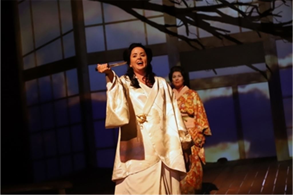 Anna Schoeck (Cio-Cio-San; li.) und Silke Sterago (Madama). Foto: Theater Pforzheim