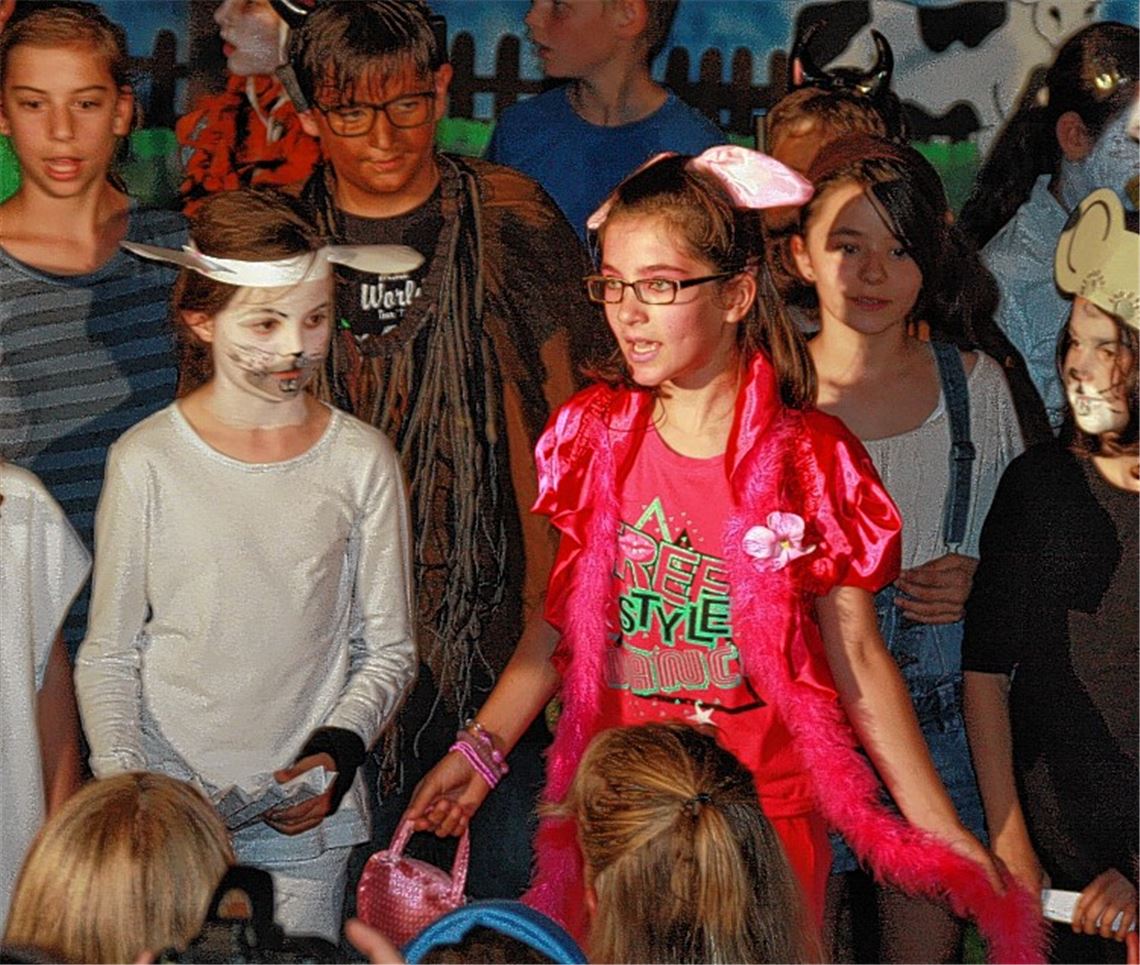 Annabelle Ludwig, die am Freitag in die Rolle des Schweins Piggy schlüpft, und ihre Mitstreiter vom Grundschulchor der Maulbronner Schule am Silahopp begeistern das Publikum.