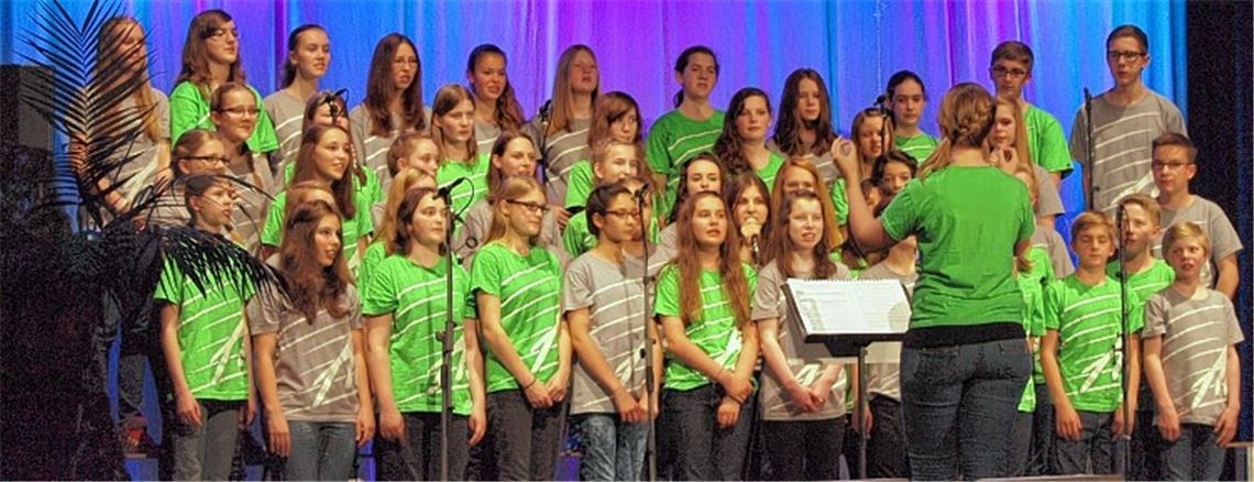 Annähernd 70 Kinder und Jugendliche wirken beim Adonia-Musical mit. Bild rechts: Sein Sohn soll den Namen Johannes tragen, schreibt dessen mit Stummheit geschlagener Vater Zacharias.
