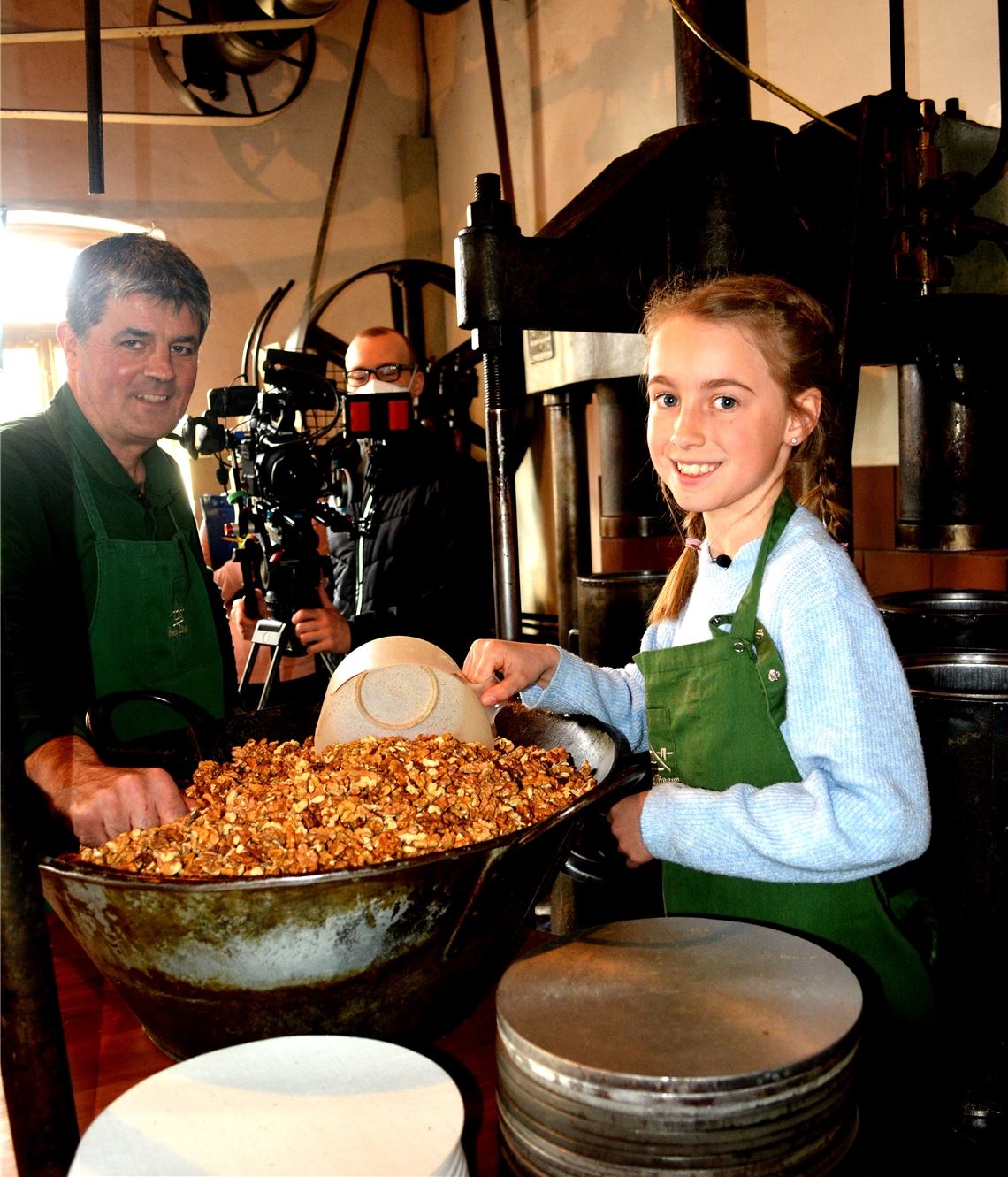 Annalena Burkhardt und Jürgen Krauth pressen aus Walnüssen Öl. Foto: Stahlfeld