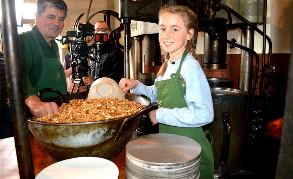 Annalena Burkhardt und Jürgen Krauth zeigen den Fernsehzuschauern, wie aus Walnüssen Öl gepresst wird. Foto: Stahlfeld
