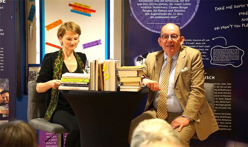 Anne-Dore Krohn und Denis Scheck räumen im Faustmuseum mit den gängigen Kafka-Stereotypen auf. Foto: Bastian
