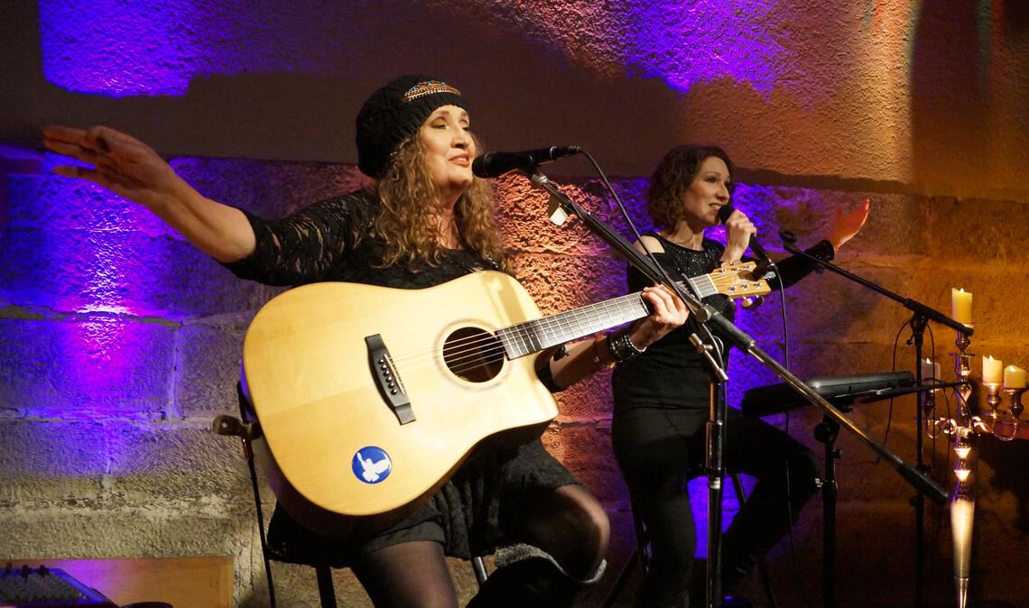 Anne Haigis (Gitarre und Gesang) und Susanne Back (E-Piano und Gesang). Fotos: Frommer