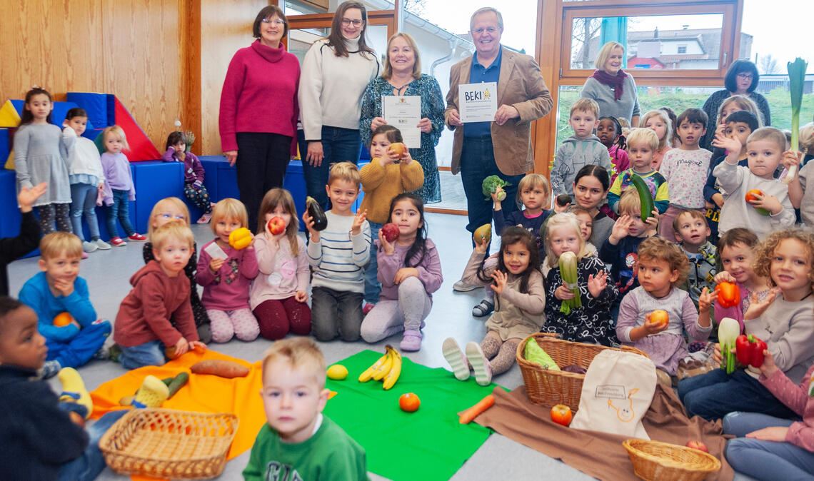 Anne Herter (v. li.) und Christine Ungericht vom Landratsamt übergeben das Zertifikat an Kindergarten-Leiterin Andrea Zebrowski und Rathauschef Werner Henle. Foto: Fotomoment