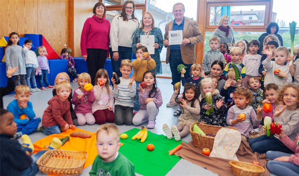 Anne Herter (v. li.) und Christine Ungericht vom Landratsamt übergeben das Zertifikat an Kindergarten-Leiterin Andrea Zebrowski und Rathauschef Werner Henle. Foto: Fotomoment