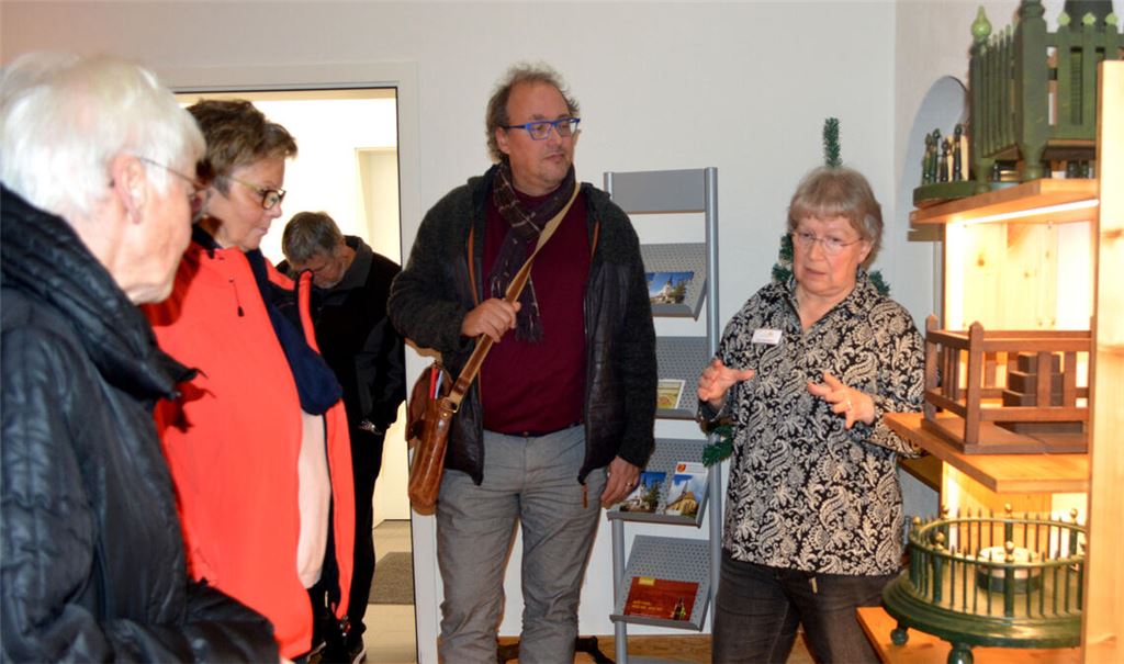 Anne Jakob-Bissem (re.) führt kurzweilig und informativ durch die Sammlung im Lienzinger Christbaumständermuseum, das im ehemaligen Rathaus untergebracht ist. Fotos: Stahlfeld