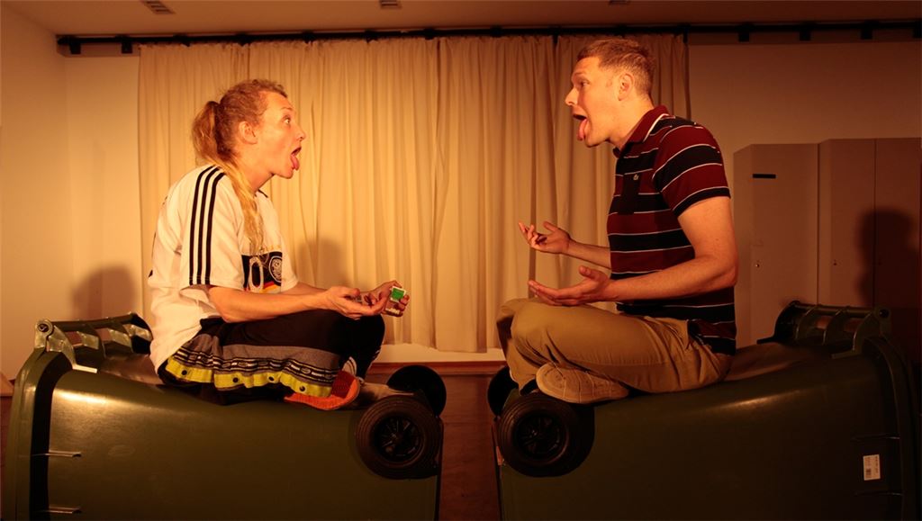 Anne-Kathrin Lipps (Sammy) und Bernhard Meindl (Ebeneser). Foto: Theater/Mira Hoffmann