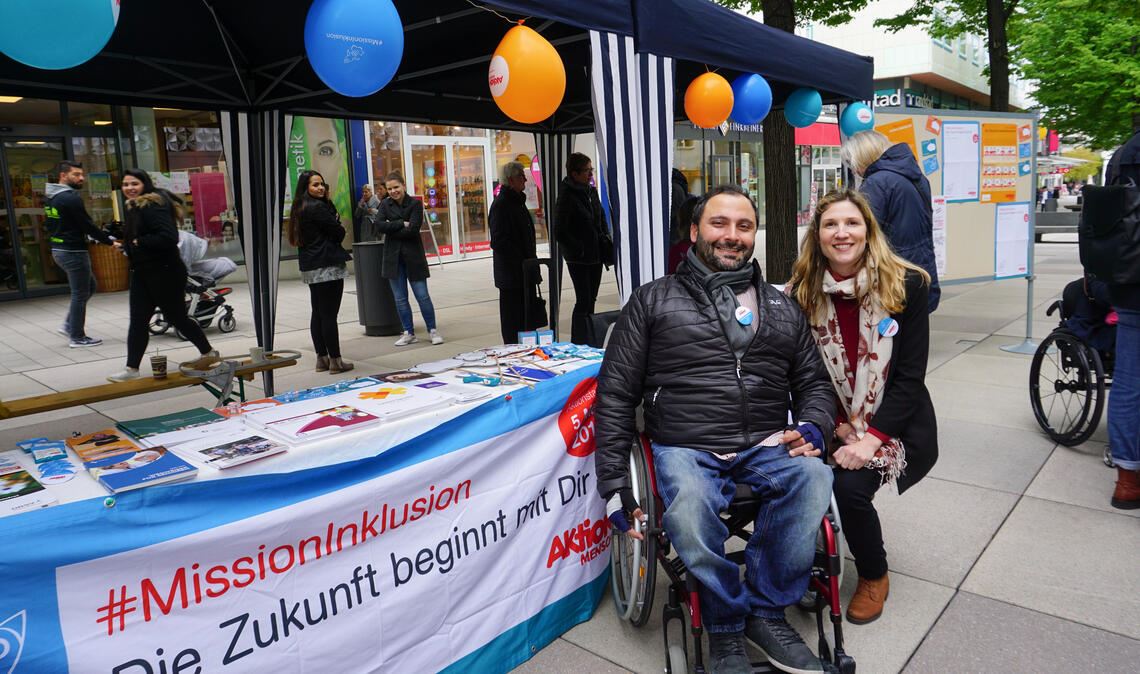 Anne Marie Rouvière-Petruzzi beim „Aktionstag Inklusion“ zusammen mit dem Inklusionsbeauftragten der Stadt Pforzheim, Mohamed Zakzak. Foto: Landratsamt