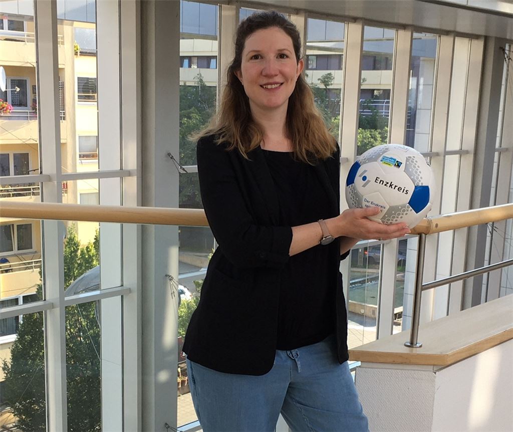Anne Marie Rouvière-Petruzzi mit dem „Enzkreis-Fairball“.Foto: privat