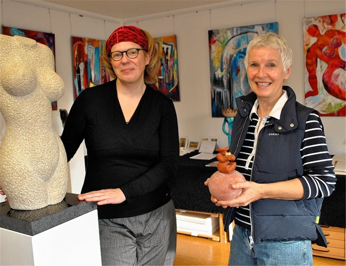 Annegret Kalvelage (li.) und Rita Sinnl stellen gemeinsam unter dem Titel „Lebensfreude“ aktuelle Arbeiten aus.Foto: Stahlfeld