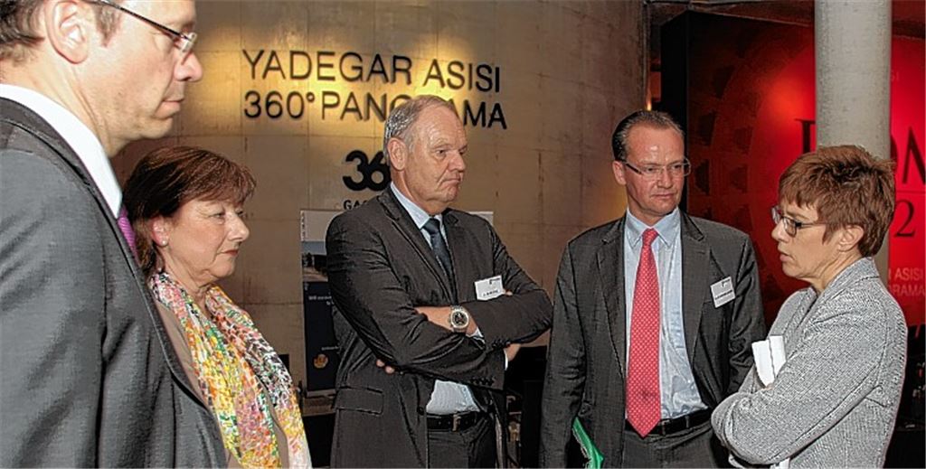 Annegret Kramp-Karrenbauer (re.) ist zu Gast im Gasometer in Pforzheim.