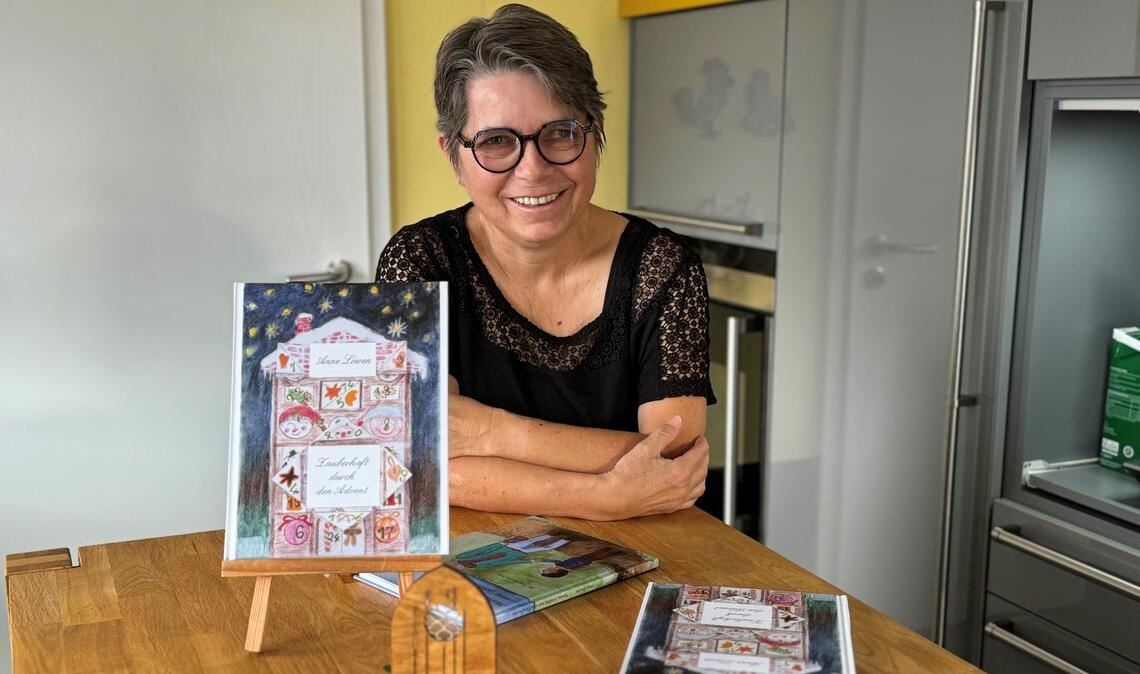 Annegret Löwen mit ihren Werken. Die Autorin verkauft ihr Adventsbuch an diesem Samstag in der Blumhardt-Schule. Foto: Klassen
