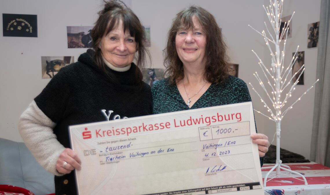 Anneliese Petzold (li.) nimmt die Spende für das Vaihinger Tierheim von Andrea Eisenhardt entgegen. Foto: Fotomoment