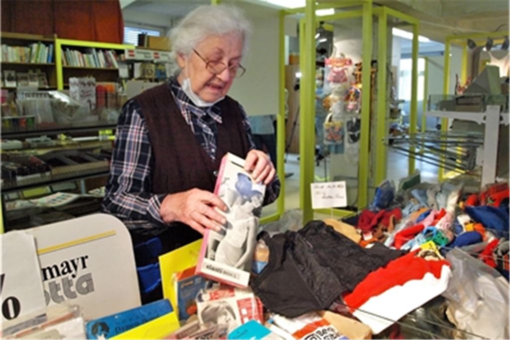 Annelore Leitz kennt ihre Produkte wie diese Korsage genau. Den Museumsmachern hat sie in ihrem ehemaligen Kaufhaus viel Freiheit für ihr Projekt gelassen. Fotos: Filitz