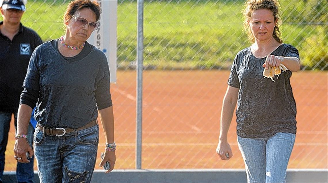 Annet Sturz (re.) nimmt Maß. Mit ihrer Partnerin Anita Barthelemy aus Mannheim-Freudenheim gelangt die Mühlackerin bis ins Finale.