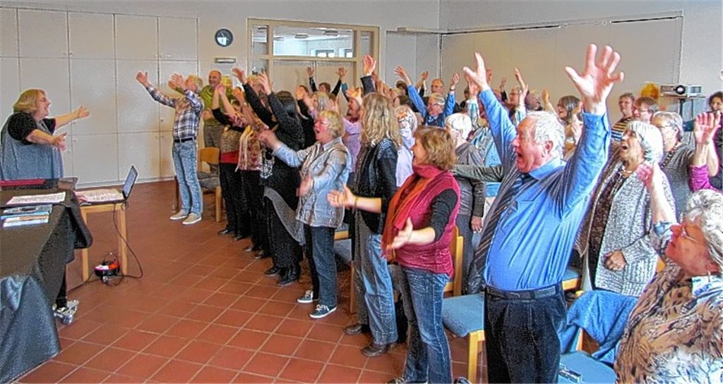 Annetraud Flitz animiert dazu, den Klang der Stimme durch Bewegung zu unterstützen.