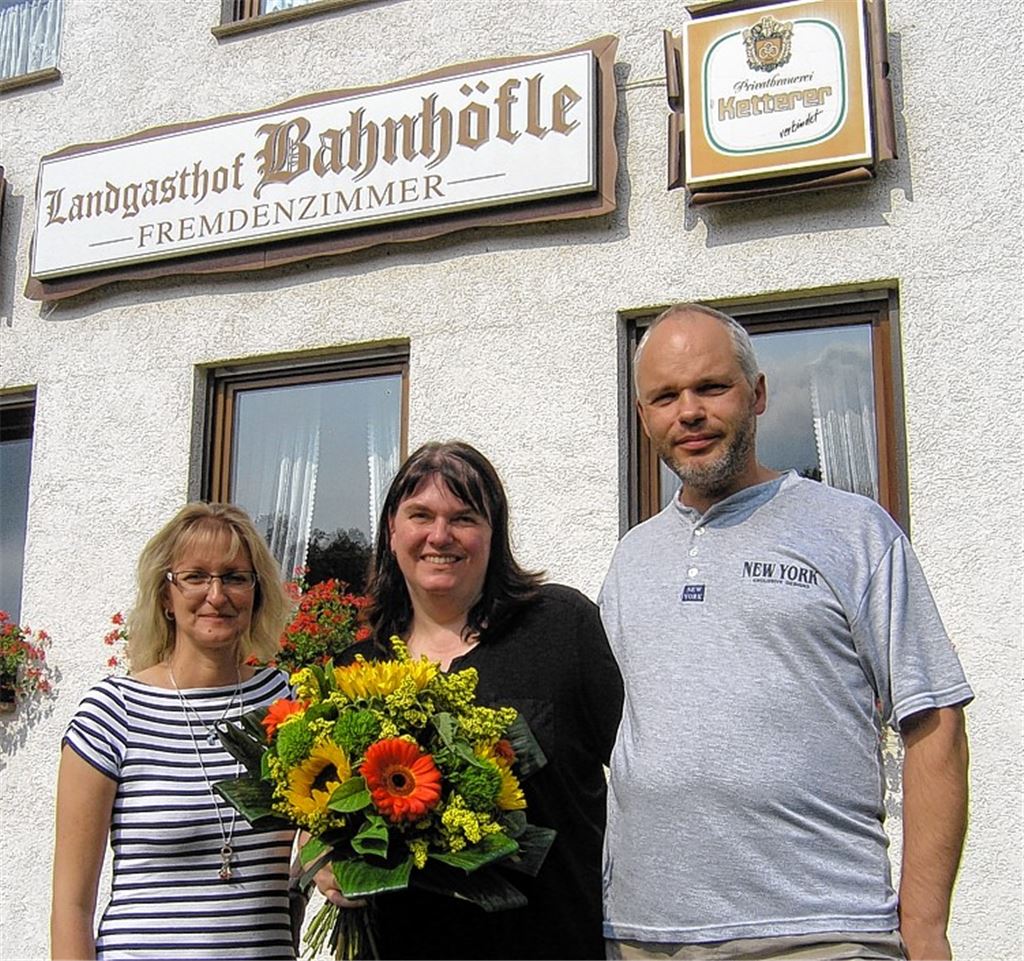 Annett Kühn überreicht Bettina Breinig einen Blumenstrauß als Dank für ihre Treue im Rahmen unserer Jubiläumsaktion.