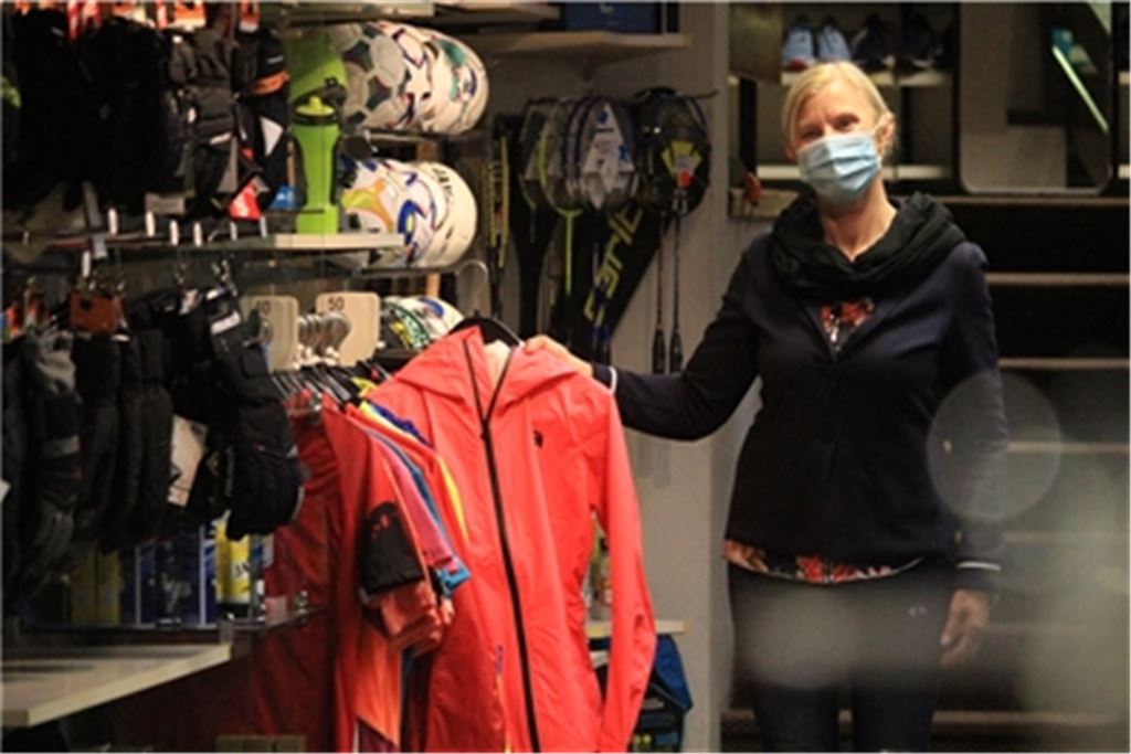 Annette Bandle betreibt mit ihrem Mann ein Sportgeschäft an der Mühlacker Bahnhofstraße, wo sie in Zeiten des Lockdowns viel Individualsportausrüstung wie Fahrradbekleidung verkauft.Foto: Huber