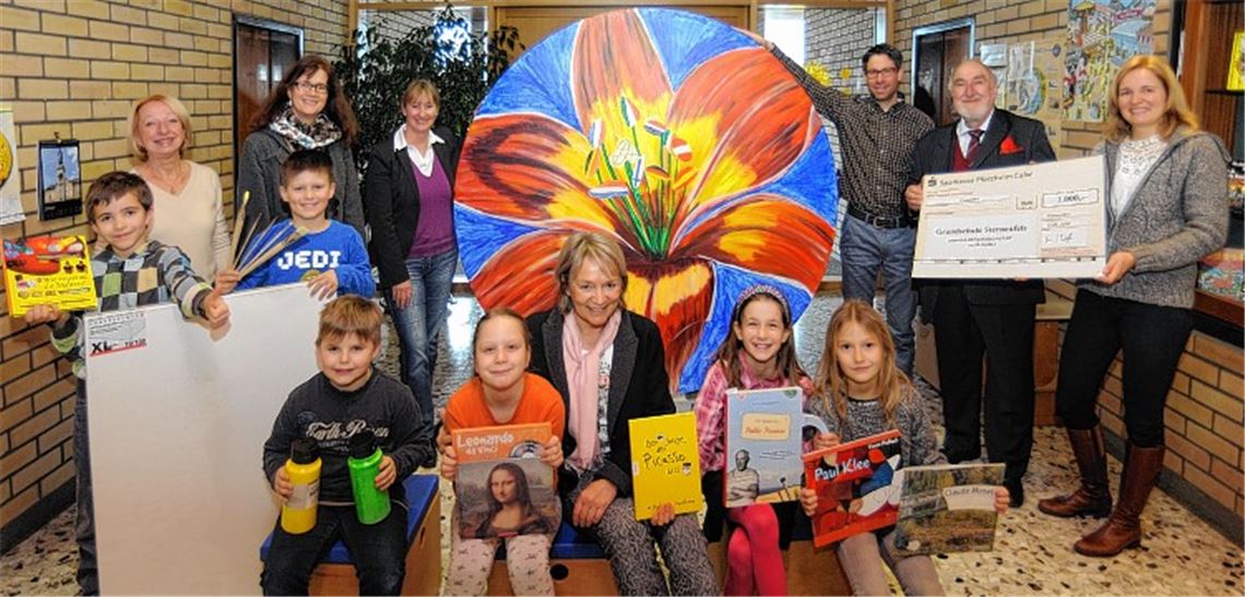 Annette Häußermann, Hans-Joachim Wolf und Christian Häußermann (v. re.) übergeben die Spende an Sylvia Wolf (Pädagogin), Hilke Pelz (Elternbeiratsvorsitzende), Sigrid Hornauer (v. li.) und Schulleiterin Christel Weigle-Mayer (vorne Mitte). Foto: Fotomoment